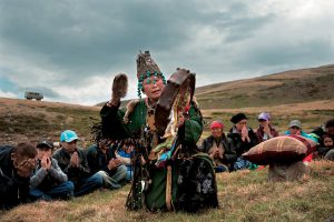 Šamanka Ujnukma během rodinného obřadu dagylgaa v údolí Uzun Chem na hranici Tuvy a Altaje