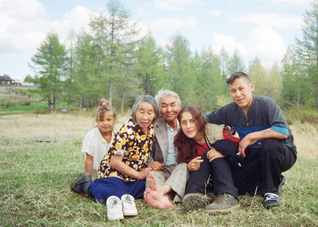 Pavlína s reálnými kočovnými pastevci na Sibiři – 90. léta 20. století, FOTO: archív Pavlíny Brzákové